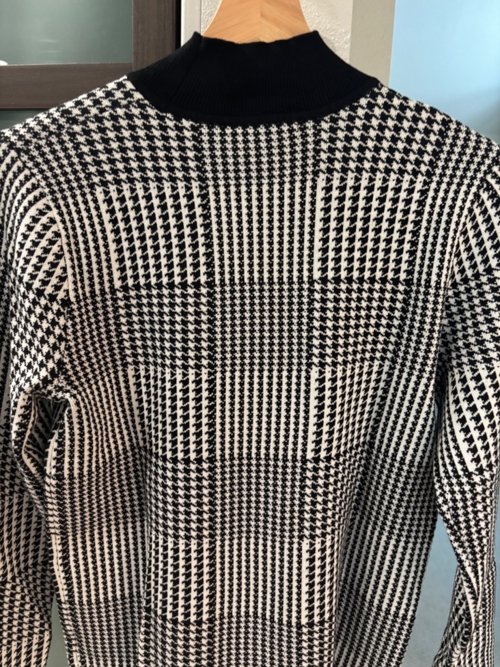 T Tahari Mock Turtleneck - Black & White Houndstooth Size M - Picture 6 of 9